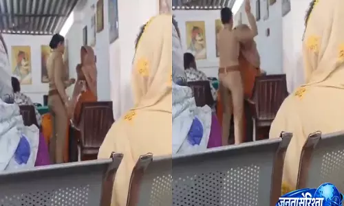 वाराणसी पुलिस का वीडियो वायरल, शिकायत लेकर पहुंची महिला को पुलिसकर्मी ने जड़ा थप्पड़ - Video वाराणसी पुलिस का वीडियो वायरल, शिकायत लेकर पहुंची महिला को पुलिसकर्मी ने जड़ा थप्पड़ - Video