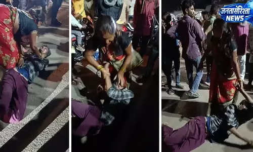 छतरपुर में महिला ने शराबी व्यक्ति की सड़क पर की पिटाई, वीडियो वायरल छतरपुर में महिला ने शराबी व्यक्ति की सड़क पर की पिटाई, वीडियो वायरल