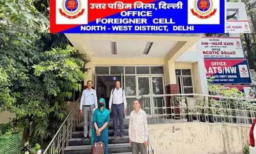 Delhi पुलिस ने ट्रांसजेंडर के भेष में अवैध बांग्लादेशी नागरिक को पकड़ा Delhi पुलिस ने ट्रांसजेंडर के भेष में अवैध बांग्लादेशी नागरिक को पकड़ा