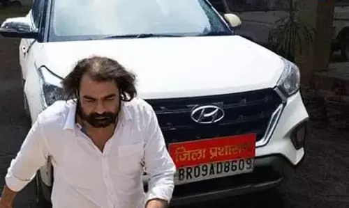 सरकारी गाड़ी में शराब तस्करी का खुलासा, अधिकारी पर कार्रवाई सरकारी गाड़ी में शराब तस्करी का खुलासा, अधिकारी पर कार्रवाई