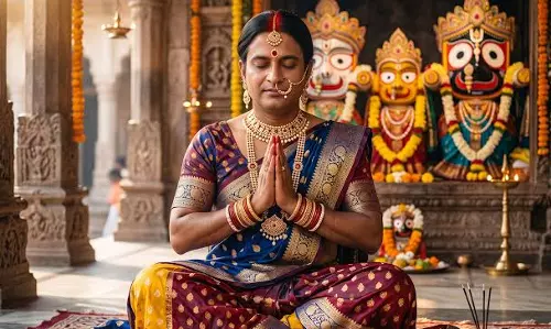 जगन्नाथ पुरी में पुरुष भी भरते हैं सिंदूर से अपनी मांग, जानिए इस अनोखी परंपरा का धार्मिक महत्व जगन्नाथ पुरी में पुरुष भी भरते हैं सिंदूर से अपनी मांग, जानिए इस अनोखी परंपरा का धार्मिक महत्व