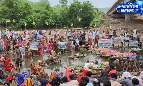 छतरपुर विस्थापितों का संघर्ष जारी, 11 दिन से भूख हड़ताल पर बैठे लोग छतरपुर विस्थापितों का संघर्ष जारी, 11 दिन से भूख हड़ताल पर बैठे लोग