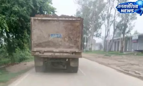 नंबर प्लेट पर मोबिल पोतकर चालान से बचने की कोशिश, ओवरलोड वाहन पकड़ा गया नंबर प्लेट पर मोबिल पोतकर चालान से बचने की कोशिश, ओवरलोड वाहन पकड़ा गया