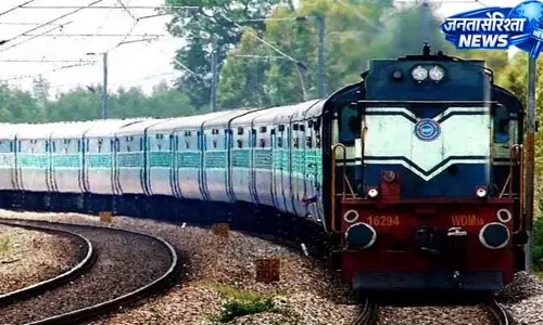 रेल यात्रियों के लिए खुशखबरी, पटना-थावे एक्सप्रेस के बढ़े स्टॉपेज रेल यात्रियों के लिए खुशखबरी, पटना-थावे एक्सप्रेस के बढ़े स्टॉपेज