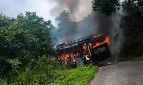 Dharamshala: पालमपुर के पास एचआरटीसी बस में आग लगने से मची अफरा-तफरी, सभी यात्री सुरक्षित Dharamshala: पालमपुर के पास एचआरटीसी बस में आग लगने से मची अफरा-तफरी, सभी यात्री सुरक्षित