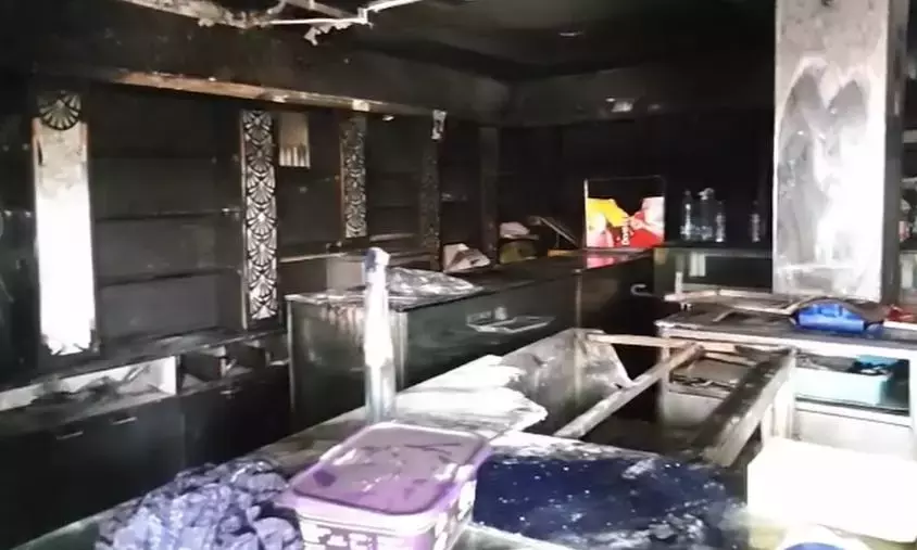 Telangana: अरमूर की मैसूर बेकरी में आग लगने की घटना Telangana: अरमूर की मैसूर बेकरी में आग लगने की घटना