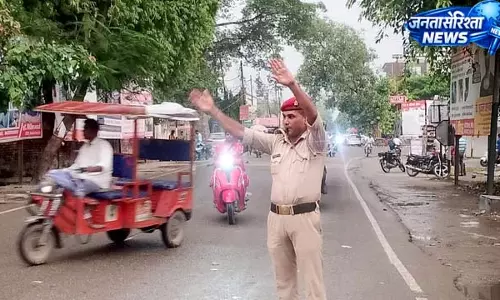 30 हजार गाड़ियां, व्यवस्था सिर्फ हाथ और सीटी के भरोसे 30 हजार गाड़ियां, व्यवस्था सिर्फ हाथ और सीटी के भरोसे