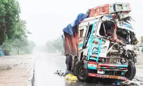 ट्रकों के बीच भिड़ंत, बलौदाबाजार में बड़ा हादसा ट्रकों के बीच भिड़ंत, बलौदाबाजार में बड़ा हादसा