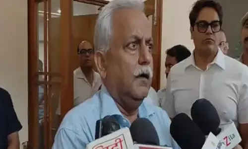 Meerut विवादित बाजार की जांच तेज, शासन की टीम ने लिया हालात का जायजा Meerut विवादित बाजार की जांच तेज, शासन की टीम ने लिया हालात का जायजा