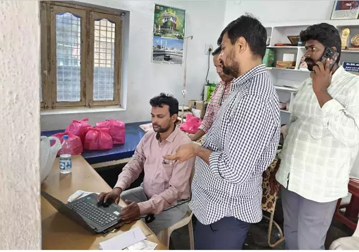 DCA ने खम्मम में एक झोलाछाप डॉक्टर के क्लिनिक पर छापा मारा और गैर-कानूनी रूप से जमा की गई दवाएं ज़ब्त कीं DCA ने खम्मम में एक झोलाछाप डॉक्टर के क्लिनिक पर छापा मारा और गैर-कानूनी रूप से जमा की गई दवाएं ज़ब्त कीं