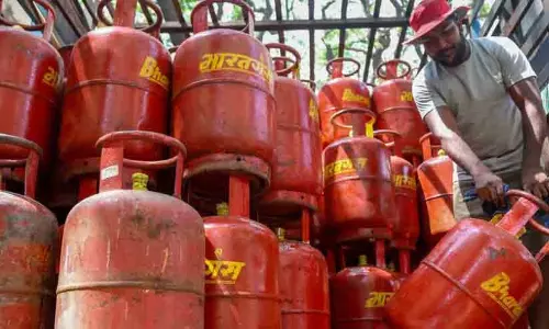 नए LPG कनेक्शन पर रोक से बढ़ी परेशानी, आवेदन के बाद भी इंतजार नए LPG कनेक्शन पर रोक से बढ़ी परेशानी, आवेदन के बाद भी इंतजार