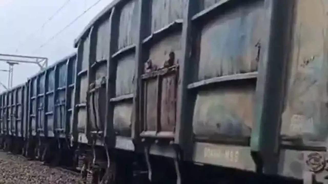 Andhra: टुनी के पास मालगाड़ी के पटरी से उतरने से रेल सेवाएं बाधित हुईं Andhra: टुनी के पास मालगाड़ी के पटरी से उतरने से रेल सेवाएं बाधित हुईं