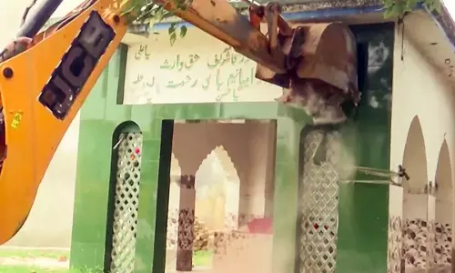 Mukbarrpur; में प्रशासन की कार्रवाई, इमामबाड़ा और मजार हटाए गए Mukbarrpur; में प्रशासन की कार्रवाई, इमामबाड़ा और मजार हटाए गए