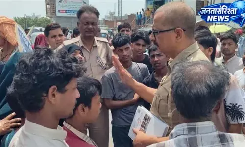 बिजली संकट से नाराज लोगों का प्रदर्शन, ट्रांसफार्मर बदलने की मांग बिजली संकट से नाराज लोगों का प्रदर्शन, ट्रांसफार्मर बदलने की मांग