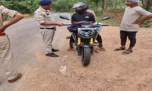 खैरागढ़-छुईखदान-गंडई में यातायात पुलिस का बड़ा अभियान खैरागढ़-छुईखदान-गंडई में यातायात पुलिस का बड़ा अभियान