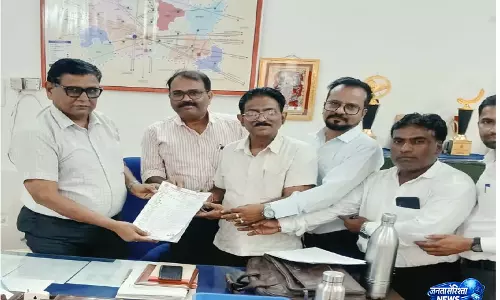 उपभोक्ता कल्याण समिति ने की मकान के ऊपर से गुजर रही हाईटेंशन लाइन हटाने की मांग उपभोक्ता कल्याण समिति ने की मकान के ऊपर से गुजर रही हाईटेंशन लाइन हटाने की मांग