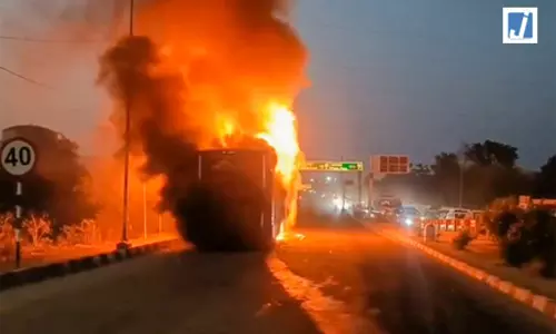 अमरनाथ से लौट रहे श्रद्धालुओं की बस में लगी आग अमरनाथ से लौट रहे श्रद्धालुओं की बस में लगी आग