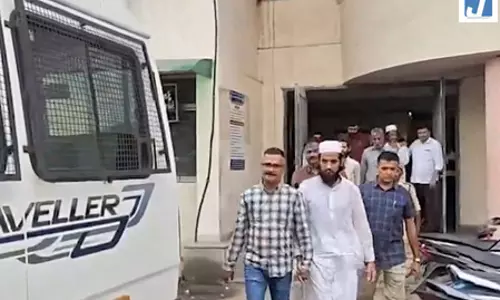 गुजरात एटीएस ने 8 संदिग्ध आतंकियों को कोर्ट में पेश किया गुजरात एटीएस ने 8 संदिग्ध आतंकियों को कोर्ट में पेश किया