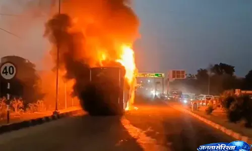 Jammu-Srinagar हाईवे पर बस में लगी आग, प्रशासन ने यात्रियों को पहुंचाई मदद Jammu-Srinagar हाईवे पर बस में लगी आग, प्रशासन ने यात्रियों को पहुंचाई मदद