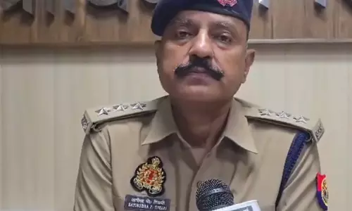 कौशांबी के प्राथमिक विद्यालय में चाकू-चापड़ लेकर पहुंचीं प्रधानाध्यापिका, पुलिस ने संभाला मामला कौशांबी के प्राथमिक विद्यालय में चाकू-चापड़ लेकर पहुंचीं प्रधानाध्यापिका, पुलिस ने संभाला मामला