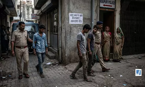 बाल काटने वाला गैंग! 8 दिन में 2 डकैती, महिलाओं और बच्ची को बनाया निशाना