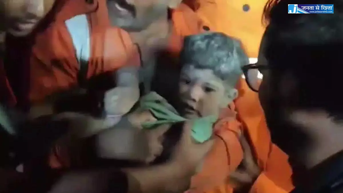30 फीट बोरवेल में गिरे मासूम की जान NDRF ने बचाई, सदमे में चली गई थी मां 30 फीट बोरवेल में गिरे मासूम की जान NDRF ने बचाई, सदमे में चली गई थी मां
