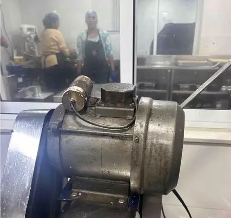 मुंबई की डेयरी फार्म का लाइसेंस निलंबित, एफडीए को मिलीं गंभीर खाद्य सुरक्षा खामियां मुंबई की डेयरी फार्म का लाइसेंस निलंबित, एफडीए को मिलीं गंभीर खाद्य सुरक्षा खामियां