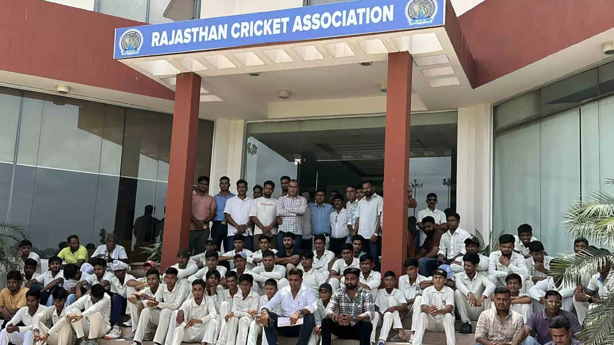 Jaipur: भरतपुर क्रिकेट संघ के निलंबन पर खिलाड़ियों का आरसीए में विरोध प्रदर्शन