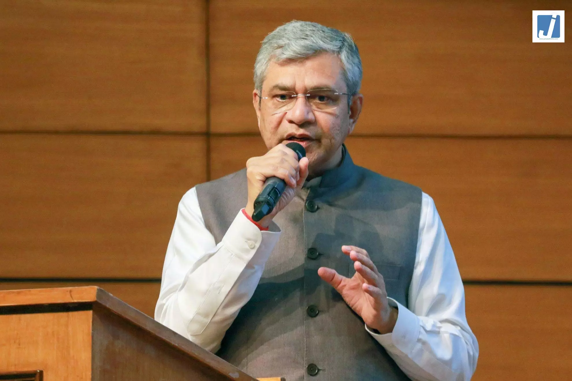 अश्विनी वैष्णव ने इंजीनियर से IAS और फिर केंद्रीय मंत्री बनने तक का तय किया सफर अश्विनी वैष्णव ने इंजीनियर से IAS और फिर केंद्रीय मंत्री बनने तक का तय किया सफर