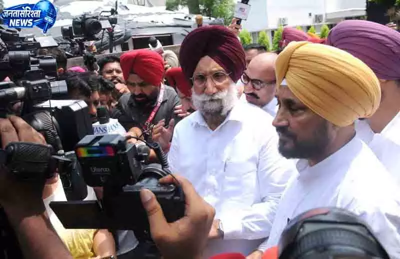 Delhi चन्नी-रंधावा ने वेणुगोपाल से की मुलाकात Delhi चन्नी-रंधावा ने वेणुगोपाल से की मुलाकात