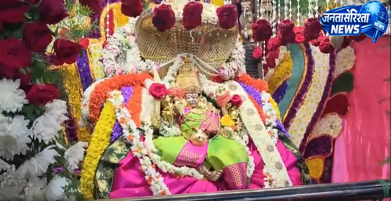 आषाढ़ के पहले शुक्रवार पर चामुंडी पहाड़ियों पर उमड़ा भक्तों का सैलाब आषाढ़ के पहले शुक्रवार पर चामुंडी पहाड़ियों पर उमड़ा भक्तों का सैलाब