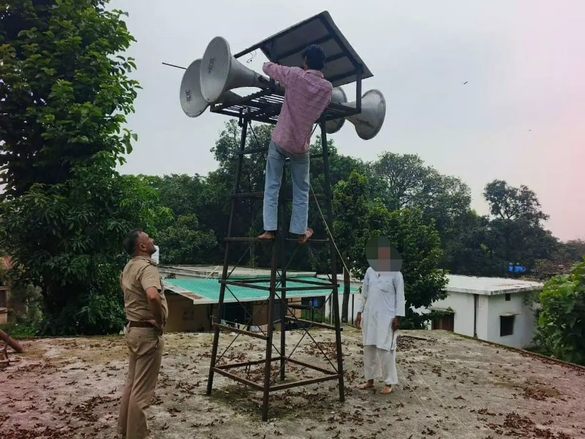 Dehradun: देहरादून में प्रशासन का एक्शन, नियमों का उल्लंघन करने वाले लाउडस्पीकर हटाए