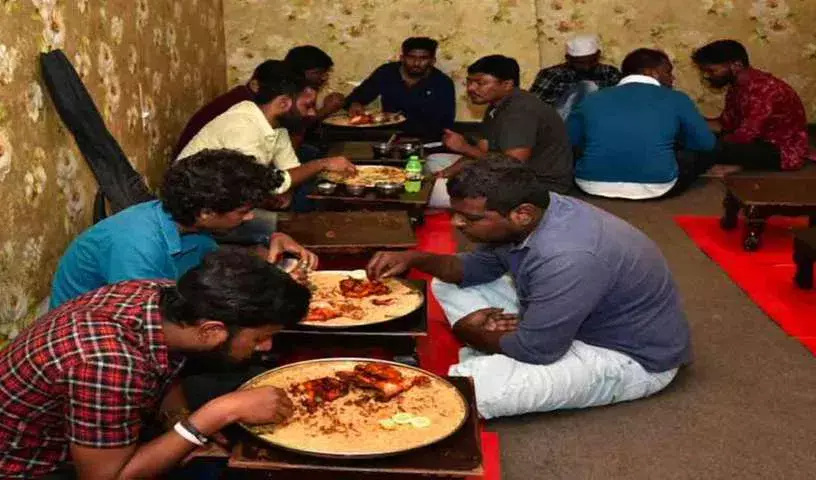 Telangana: सिरसिल्ला में मंडी खाने से 10 लोग बीमार पड़ गए Telangana: सिरसिल्ला में मंडी खाने से 10 लोग बीमार पड़ गए