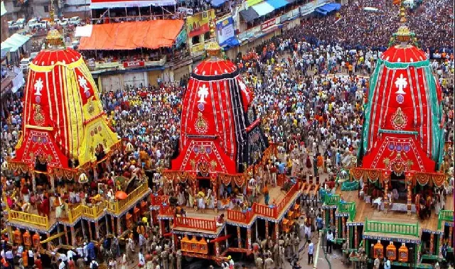Puri Rath Yatra: दूसरे दिन फिर खिंचे रथ, उमड़ी भीड़ Puri Rath Yatra: दूसरे दिन फिर खिंचे रथ, उमड़ी भीड़