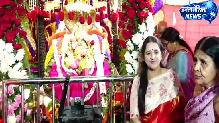 उषा शिवकुमार ने चामुंडी देवी को चढ़ाई मन्नत की साड़ी उषा शिवकुमार ने चामुंडी देवी को चढ़ाई मन्नत की साड़ी