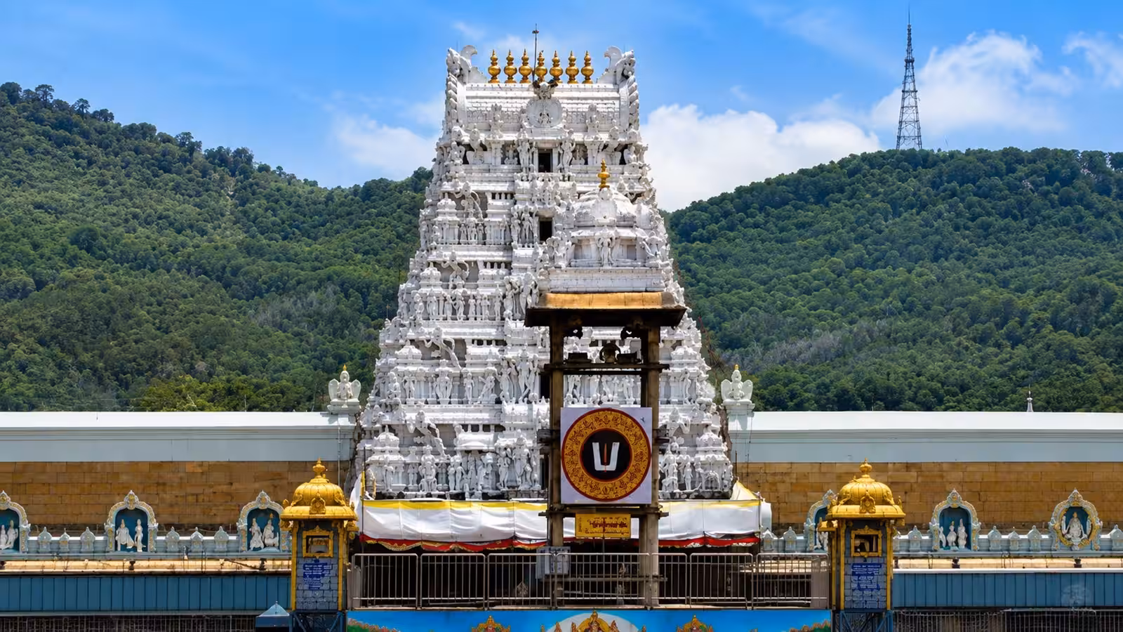 मंदिर में दान का महारिकॉर्ड: महज 10 घंटे में आए ₹97 करोड़, जानें बड़ी वजह मंदिर में दान का महारिकॉर्ड: महज 10 घंटे में आए ₹97 करोड़, जानें बड़ी वजह