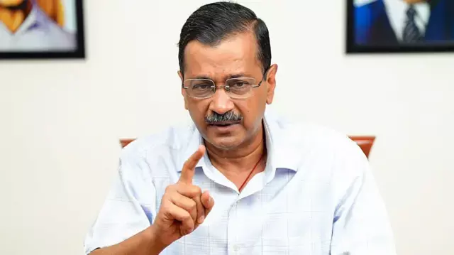 New Delhi: फ्लाइंग ऑफिसर सेखों की वीरता को केजरीवाल ने किया सलाम New Delhi: फ्लाइंग ऑफिसर सेखों की वीरता को केजरीवाल ने किया सलाम