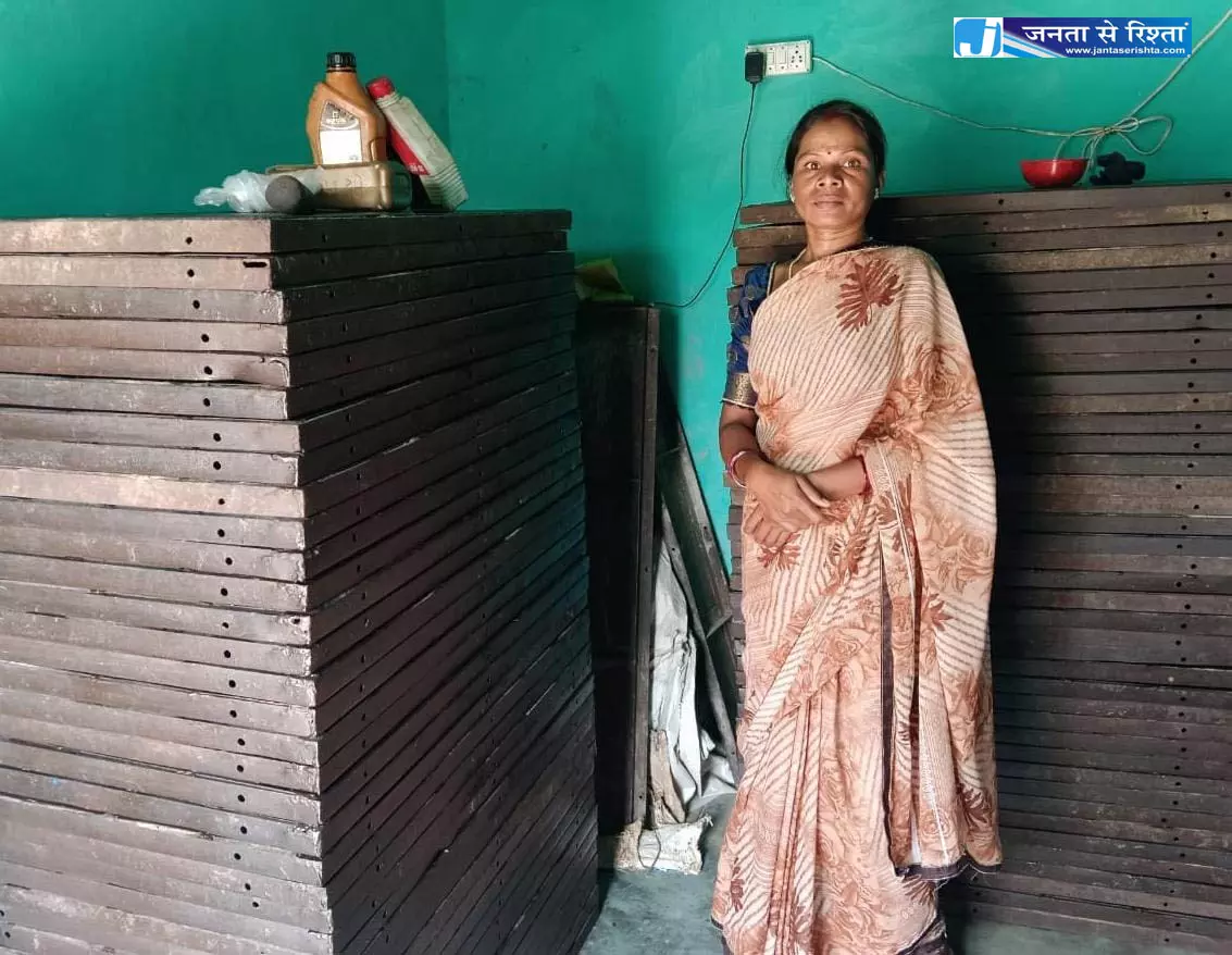 सेंट्रिंग प्लेट व्यवसाय से चमकी फूलकली की किस्मत, बिहान ने बनाया आत्मनिर्भरता का प्रतीक सेंट्रिंग प्लेट व्यवसाय से चमकी फूलकली की किस्मत, बिहान ने बनाया आत्मनिर्भरता का प्रतीक