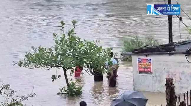 बाढ़ की चपेट में बिलासपुर जिले के कई गांव, टापू में तब्दील बाढ़ की चपेट में बिलासपुर जिले के कई गांव, टापू में तब्दील