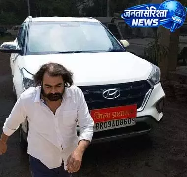 सरकारी गाड़ी में शराब तस्करी का खुलासा, अधिकारी पर कार्रवाई सरकारी गाड़ी में शराब तस्करी का खुलासा, अधिकारी पर कार्रवाई