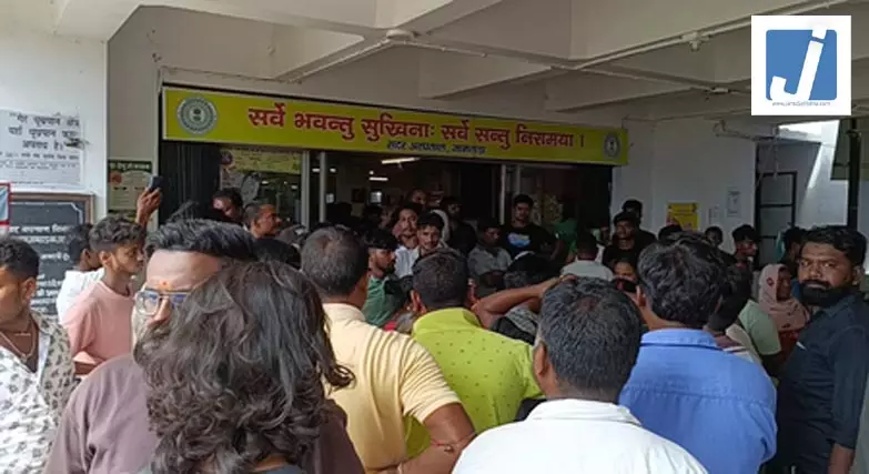 प्रसूता और नवजात की मौत के बाद अस्पताल में तोड़फोड़, विरोध में हड़ताल पर डॉक्टर प्रसूता और नवजात की मौत के बाद अस्पताल में तोड़फोड़, विरोध में हड़ताल पर डॉक्टर