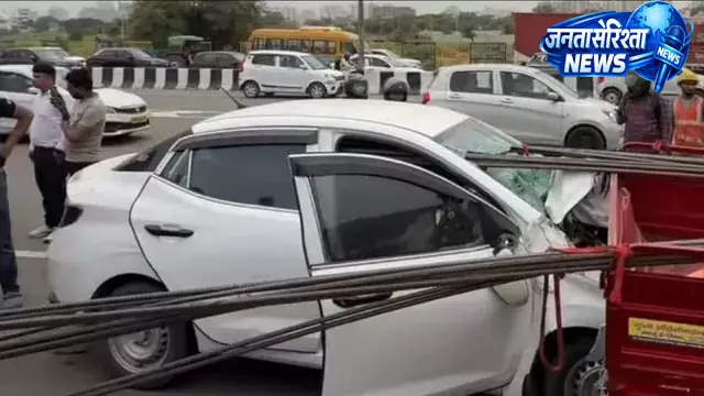 द्वारका एक्सप्रेसवे पर दर्दनाक हादसा, सरिया लदे टेंपो से टकराई कार; चालक की मौत द्वारका एक्सप्रेसवे पर दर्दनाक हादसा, सरिया लदे टेंपो से टकराई कार; चालक की मौत
