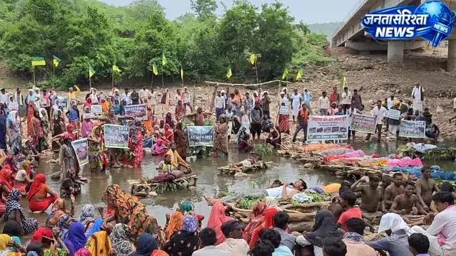 छतरपुर विस्थापितों का संघर्ष जारी, 11 दिन से भूख हड़ताल पर बैठे लोग छतरपुर विस्थापितों का संघर्ष जारी, 11 दिन से भूख हड़ताल पर बैठे लोग