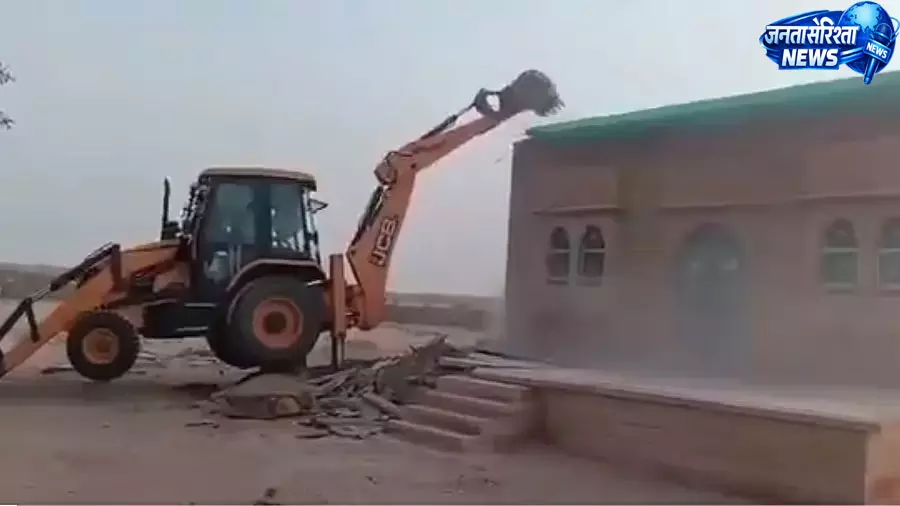 सीमा क्षेत्र में प्रशासन की कार्रवाई, छह अवैध निर्माण हटाए गए सीमा क्षेत्र में प्रशासन की कार्रवाई, छह अवैध निर्माण हटाए गए