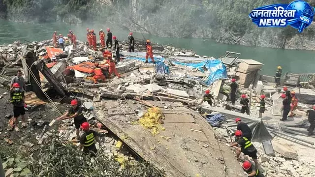 बारिश बनी आफत, चीन में धंसीं रिहायशी इमारतें; राहत अभियान जारी बारिश बनी आफत, चीन में धंसीं रिहायशी इमारतें; राहत अभियान जारी