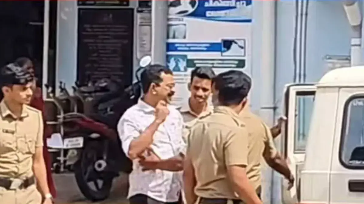 थाने में घुसा शराबी पुलिस अफसर; नेदुमनगड स्टेशन में आरोपी को छुड़ाने के लिए किया हंगामा थाने में घुसा शराबी पुलिस अफसर; नेदुमनगड स्टेशन में आरोपी को छुड़ाने के लिए किया हंगामा