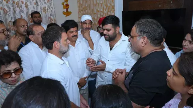 राहुल गांधी देहरादून पहुंचे, कांग्रेस कार्यकर्ता अमर सिंह मेहता के निधन पर परिवार को दी सांत्वना राहुल गांधी देहरादून पहुंचे, कांग्रेस कार्यकर्ता अमर सिंह मेहता के निधन पर परिवार को दी सांत्वना