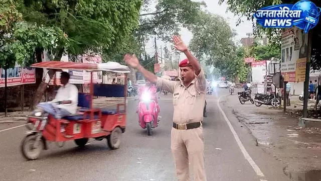 30 हजार गाड़ियां, व्यवस्था सिर्फ हाथ और सीटी के भरोसे 30 हजार गाड़ियां, व्यवस्था सिर्फ हाथ और सीटी के भरोसे