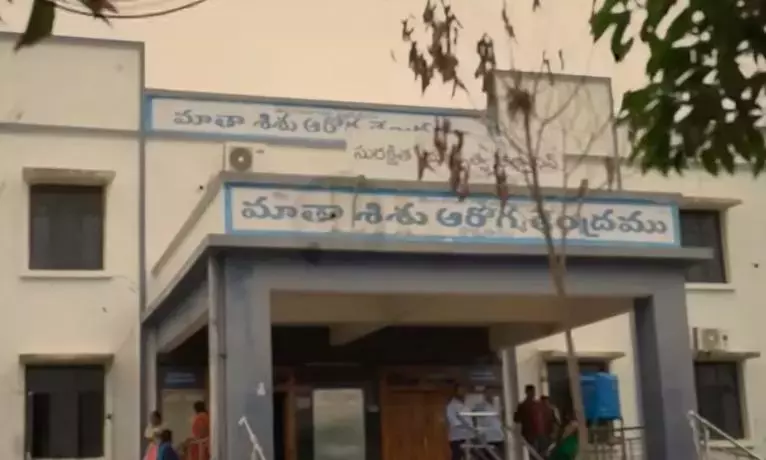 भद्राद्री कोठागुडेम: अस्पताल के फ़र्श पर बच्चे को जन्म देने के बाद नवजात घायल