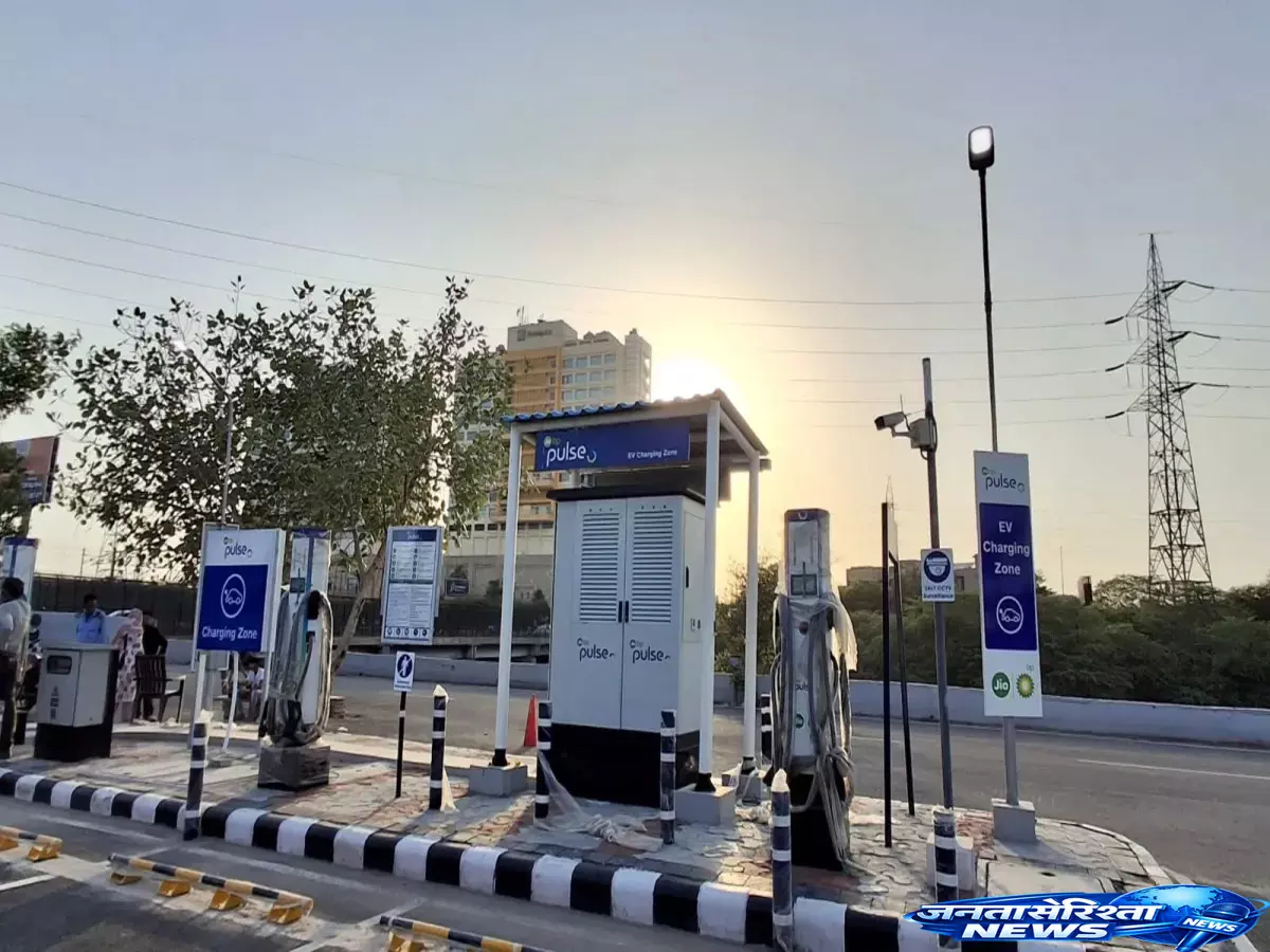 Delhi में EV चार्जिंग नेटवर्क मजबूत, नमो भारत स्टेशन पर नई सुविधा शुरू Delhi में EV चार्जिंग नेटवर्क मजबूत, नमो भारत स्टेशन पर नई सुविधा शुरू